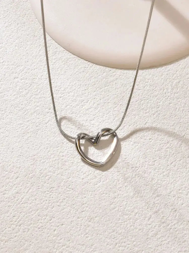 L40 titanium steel hollow heart necklace for women with a light luxury design, heart pendant, temperament, collarbone chain Pi-Mart