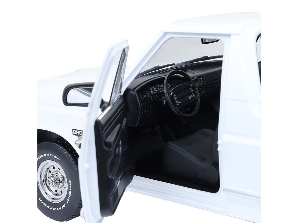 1993 Ford Bronco XLT Oxford White "Artisan Collection" 1/18 Diecast Model Car by Greenlight LuxuryLifeWay Online Store