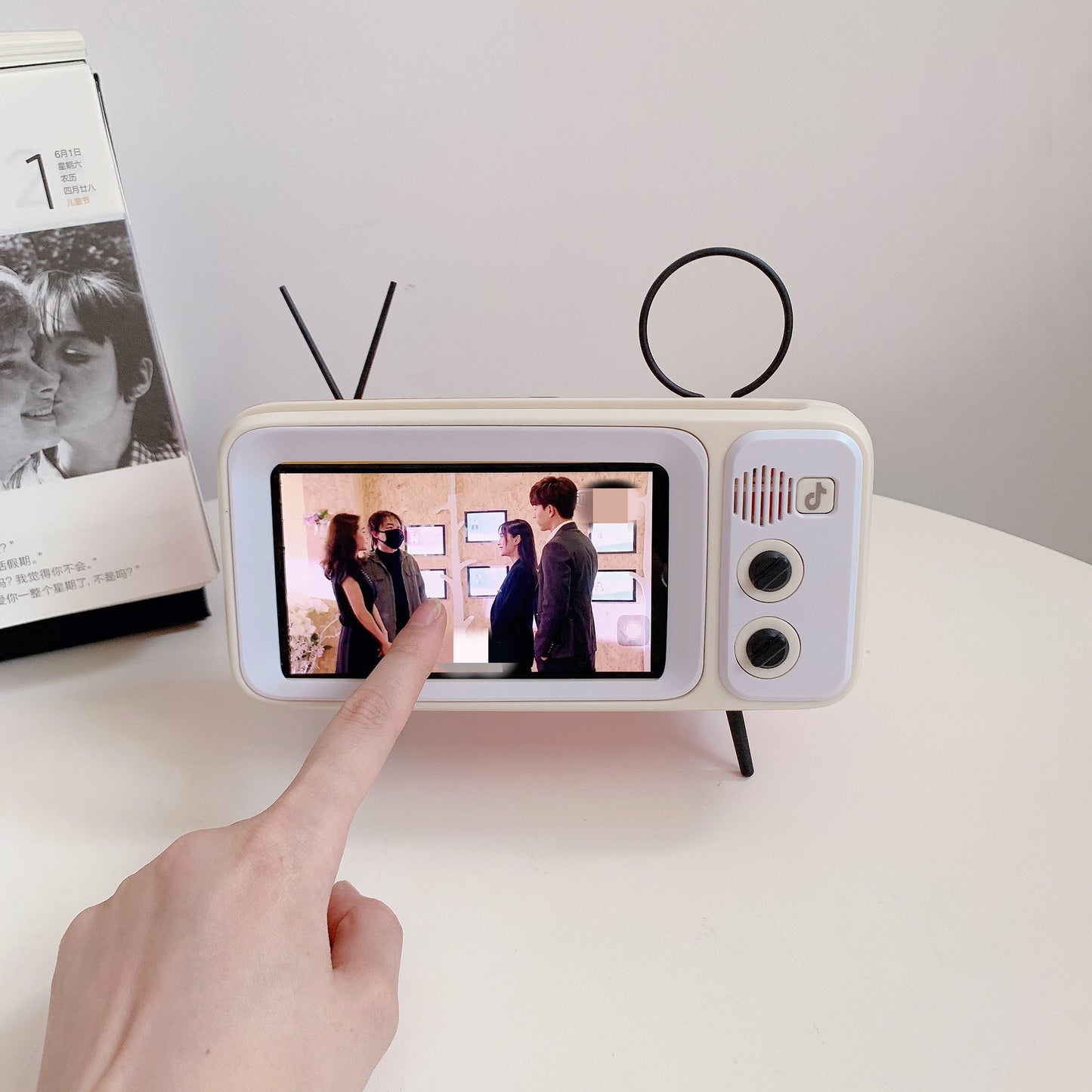 TV Retro  Phone Stand