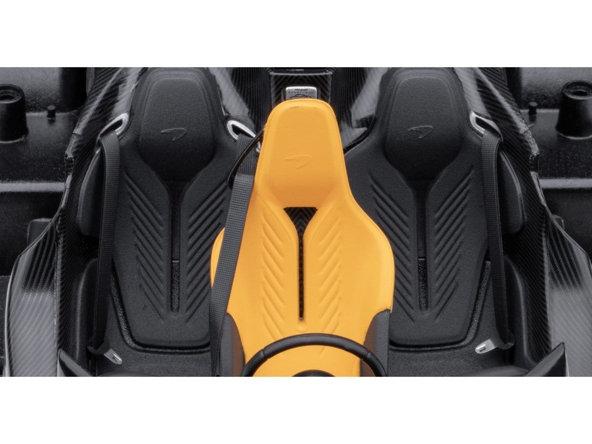 McLaren Speedtail Supernova Silver Metallic with Black Top and Suitcase Accessories 1/18 Model Car by Autoart LuxuryLifeWay Online Store