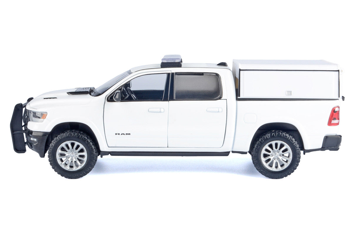 2019 RAM 1500 Laramie Crew Cab Pickup Truck with Truck Bed Camper White "Custom Builder's Kit" Series 1/27 Diecast Model Car by Motormax LuxuryLifeWay Online Store