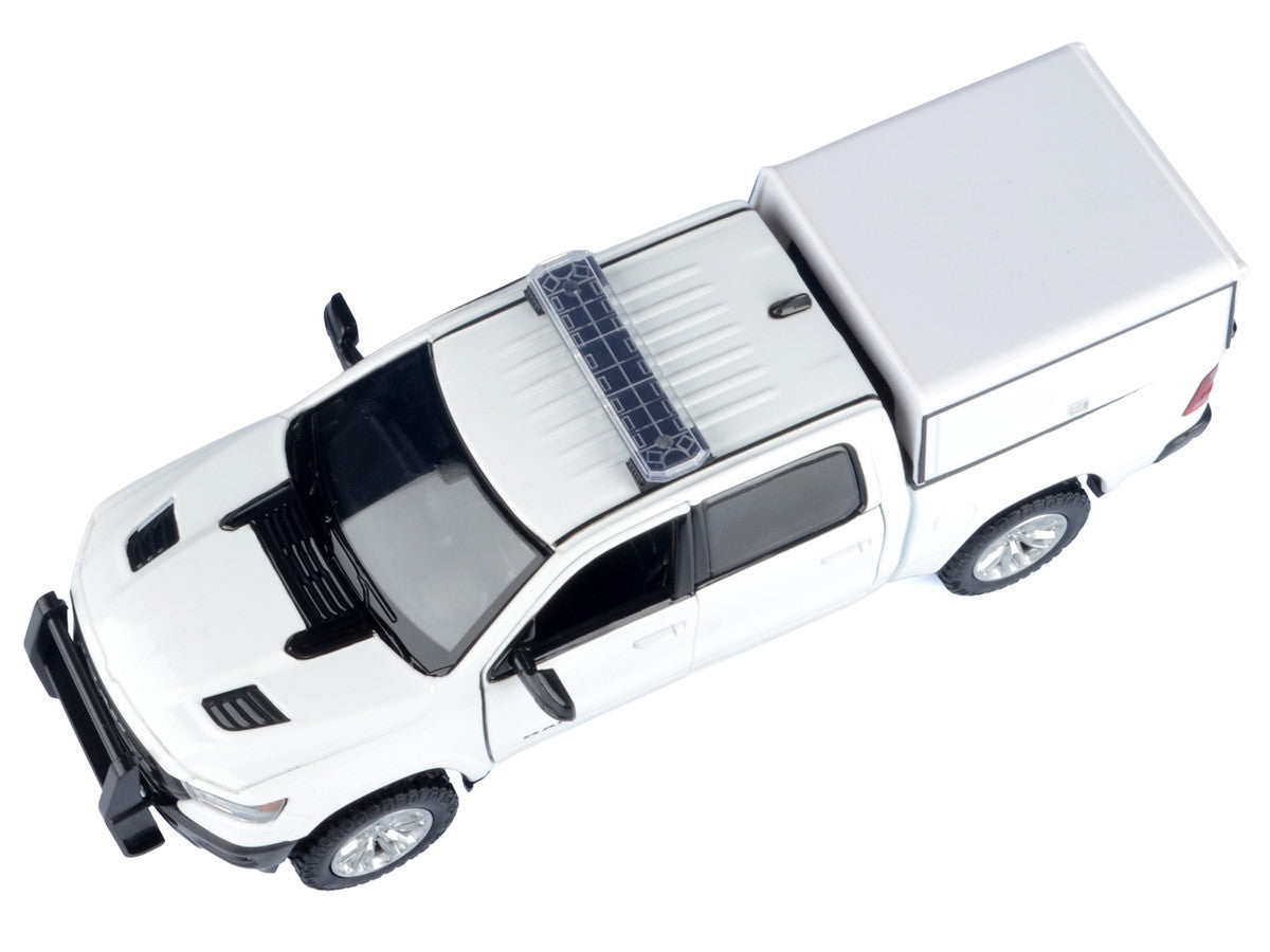 2019 RAM 1500 Laramie Crew Cab Pickup Truck with Truck Bed Camper White "Custom Builder's Kit" Series 1/27 Diecast Model Car by Motormax LuxuryLifeWay Online Store