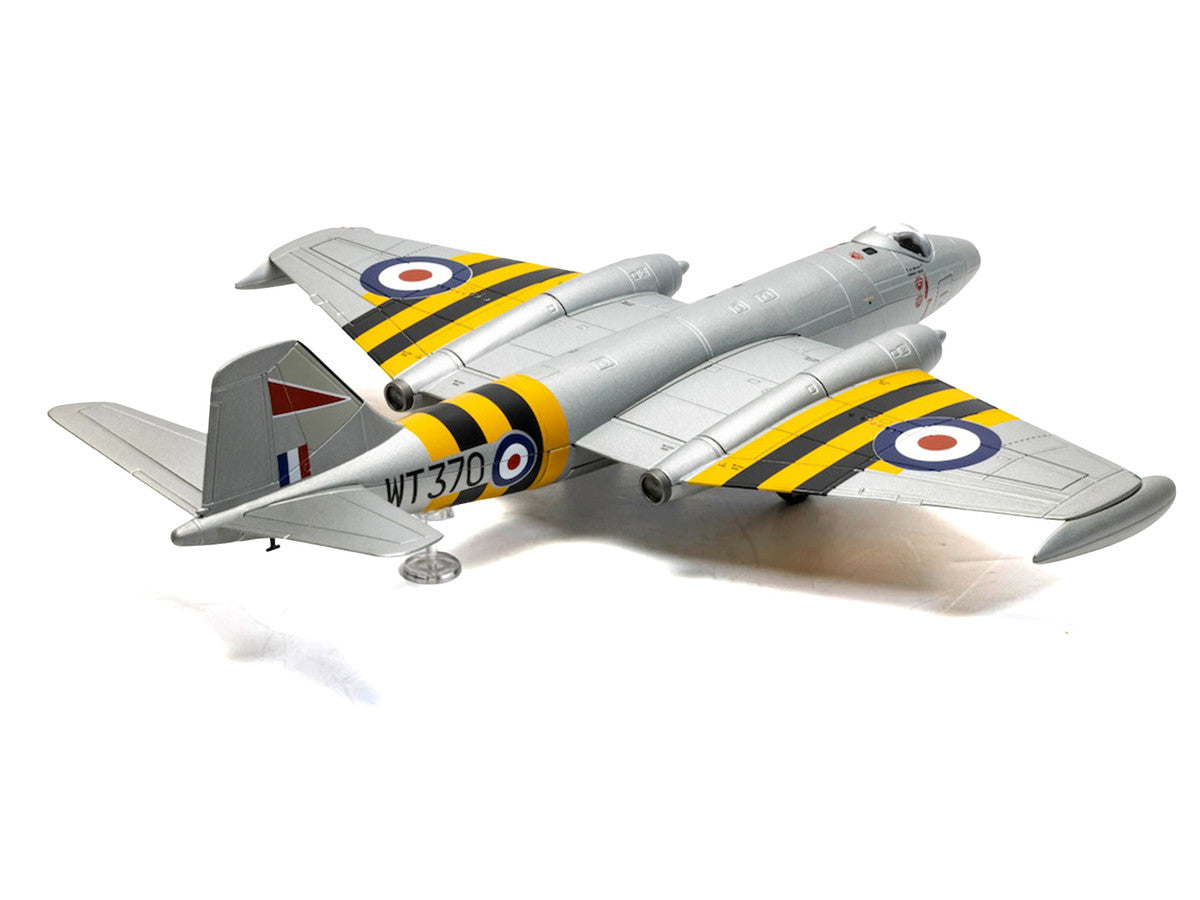English Electric Canberra B.6 Aircraft "WT370 Wg. Cdr. Paul Mallorie No.139 Squadron Operation Musketeer" (1956) Royal Air Force "The Aviation Archive" Series 1/72 Diecast Model Car by Corgi LuxuryLifeWay Online Store