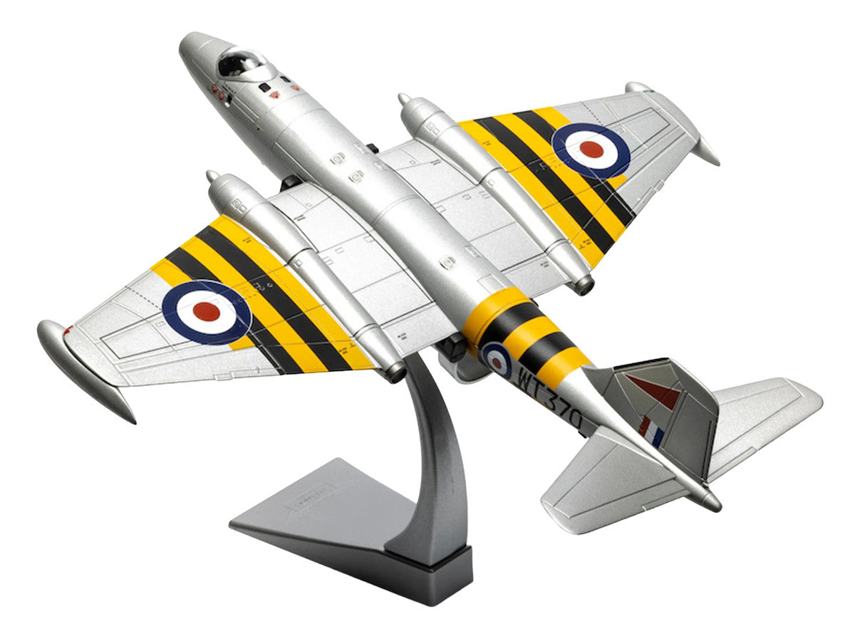 English Electric Canberra B.6 Aircraft "WT370 Wg. Cdr. Paul Mallorie No.139 Squadron Operation Musketeer" (1956) Royal Air Force "The Aviation Archive" Series 1/72 Diecast Model Car by Corgi LuxuryLifeWay Online Store