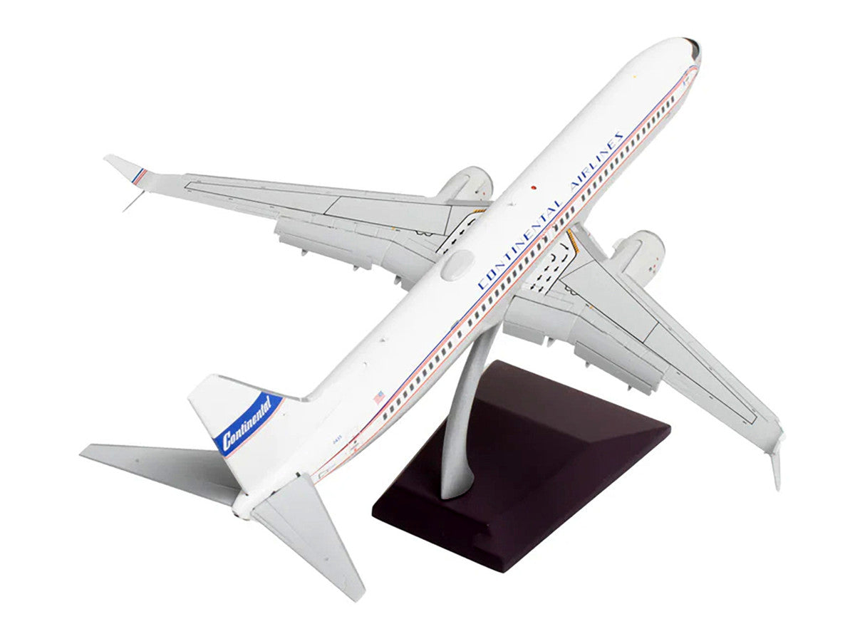 Boeing 737-900ER Commercial Aircraft with Flaps Down "Continental Airlines - United Airlines" (N75435) White with Red and Blue Stripes "Gemini 200" Series 1/200 Diecast Model Airplane by GeminiJets LuxuryLifeWay Online Store