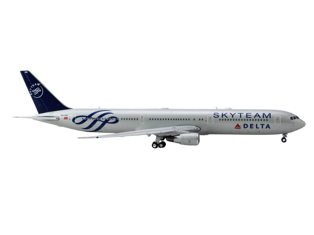 Boeing 767-400ER Commercial Aircraft "Delta Air Lines Skyteam" (N844MH) Gray Metallic with Blue Tail 1/400 Diecast Model Airplane by GeminiJets LuxuryLifeWay Online Store