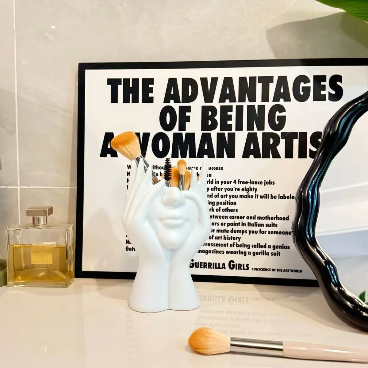 Makeup Brush Holder,Human Face Art Desktop Decoration,Vase,Compatible with Makeup,Eyebrow Pencils,Home Organizer,Plastic Material Tri Light Beauty