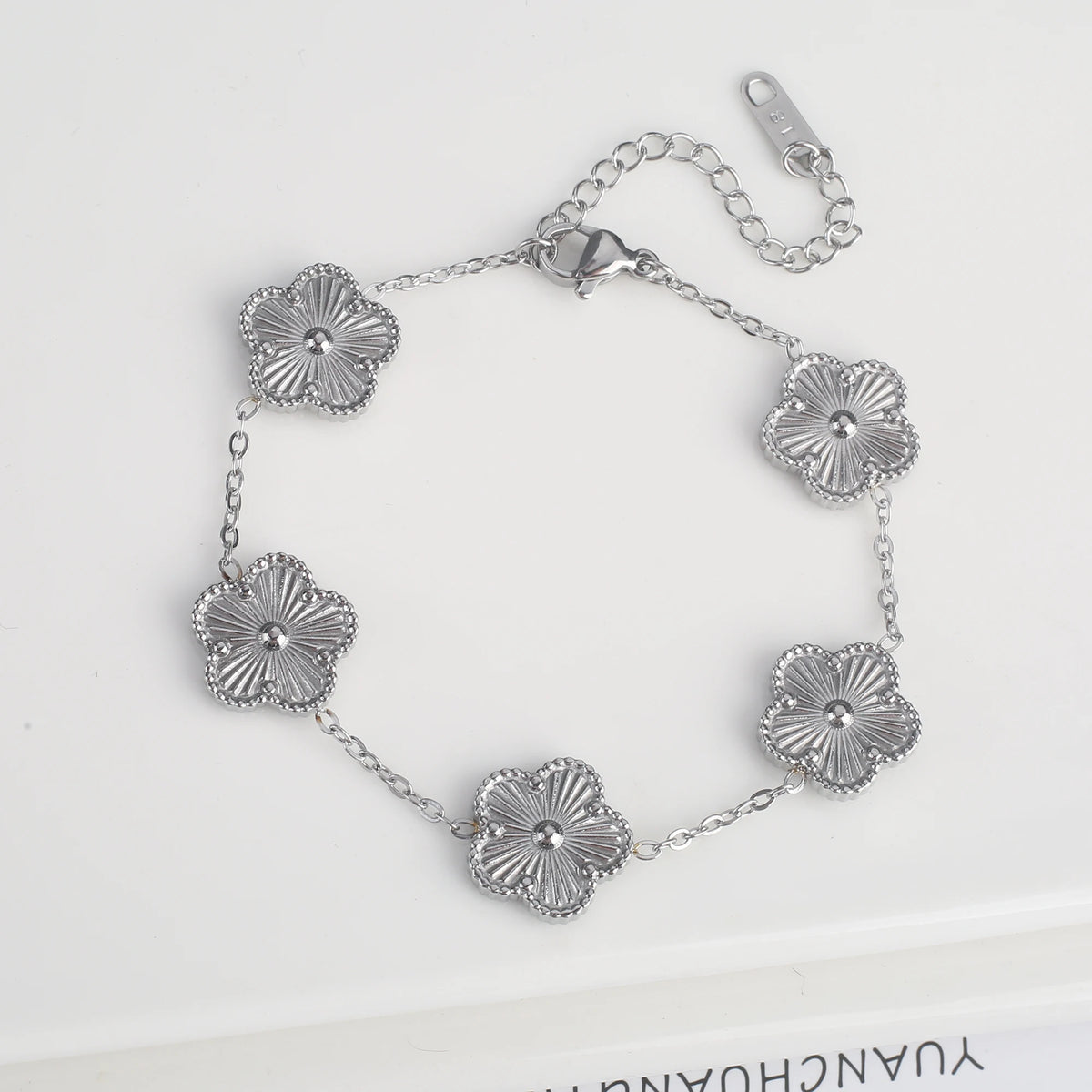 Hot Sale Black/Gold Stainless Steel Laser Five-Leaf Flower Charm Bracelet Personalized For Man Woman Classic Clover Jewelry Pi-Mart