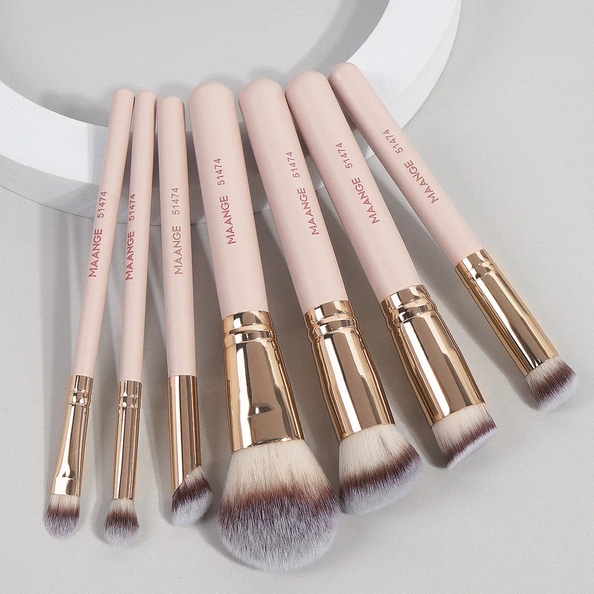 MAANGE 7pcs/set Makeup Brushes for Cosmetic Foundation Powder Concealer Blush Brush Blending Soft Bristles Beauty Tools Tri Light Beauty