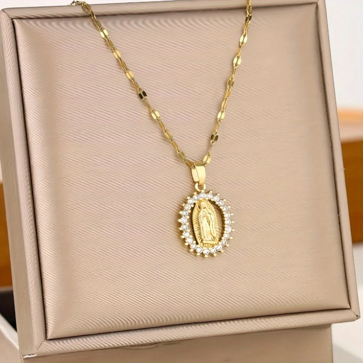 Oval round plaque inlaid with zircon religious pendant for women's party stainless steel Virgin Mary jewelry gift necklace Pi-Mart