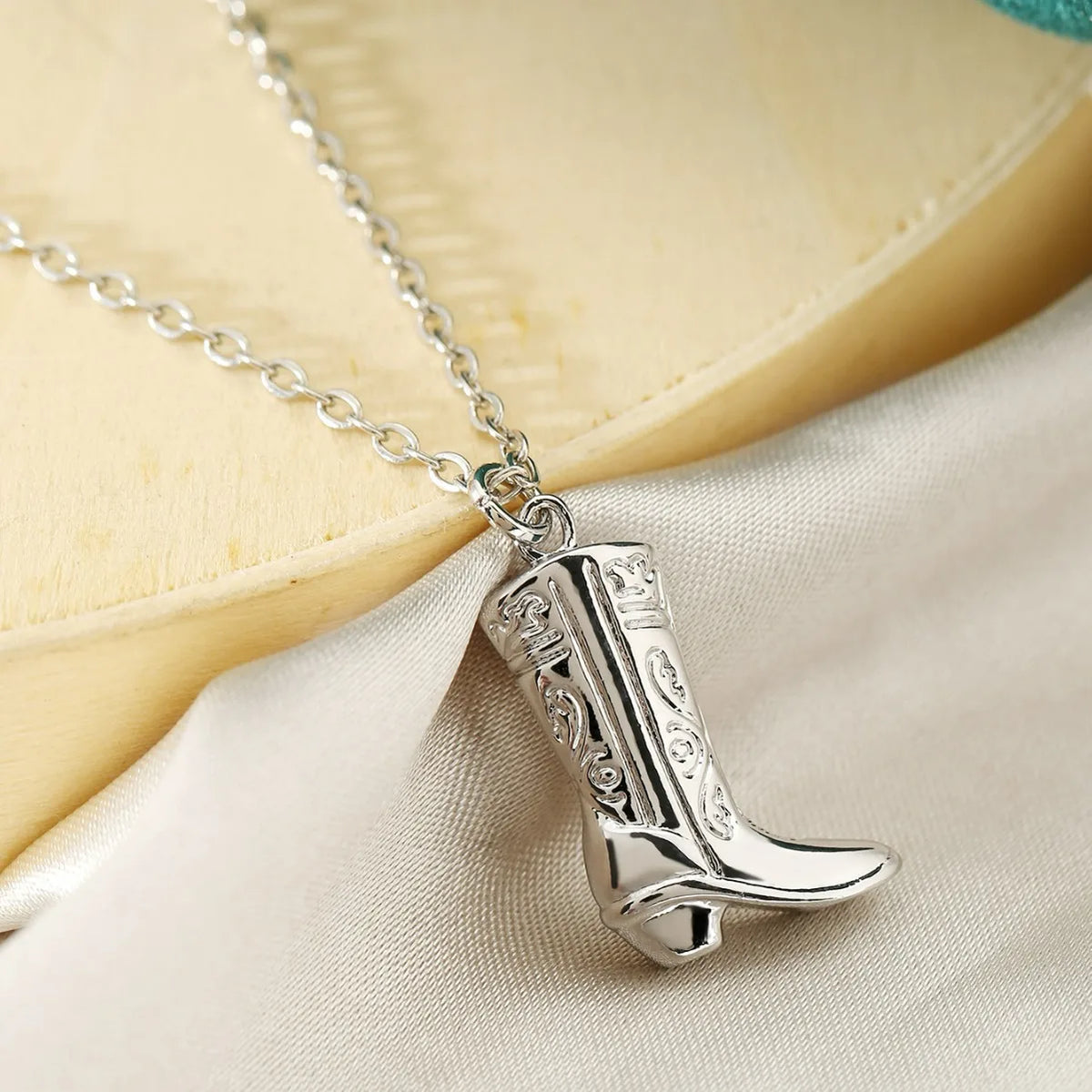 Oval round plaque inlaid with zircon religious pendant for women's party stainless steel Virgin Mary jewelry gift necklace Pi-Mart