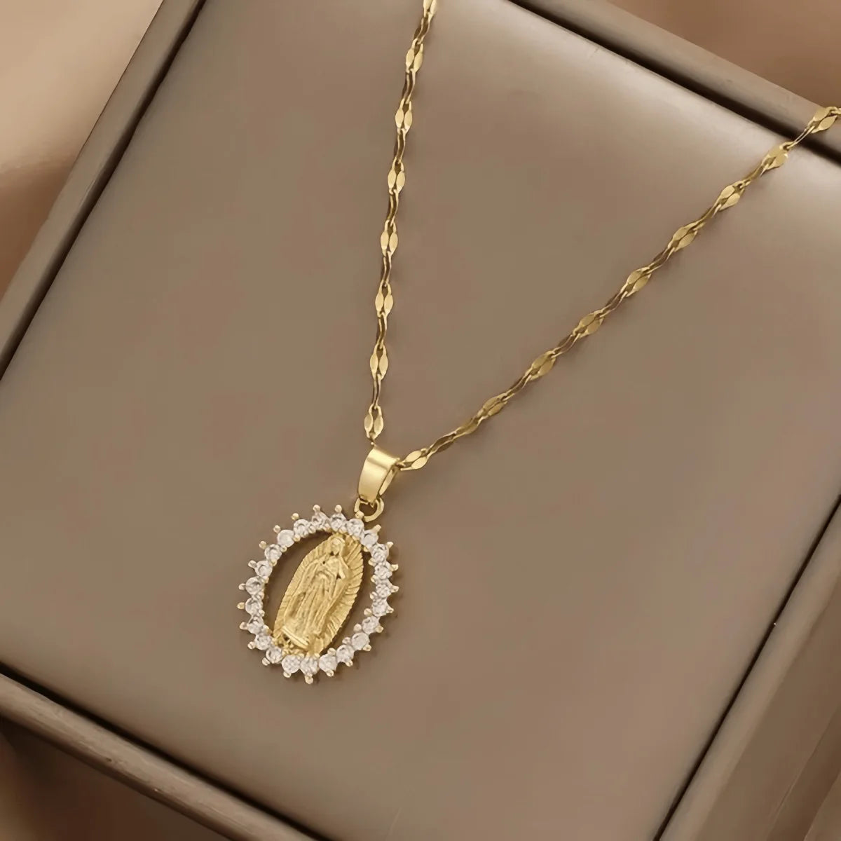 Oval round plaque inlaid with zircon religious pendant for women's party stainless steel Virgin Mary jewelry gift necklace Pi-Mart