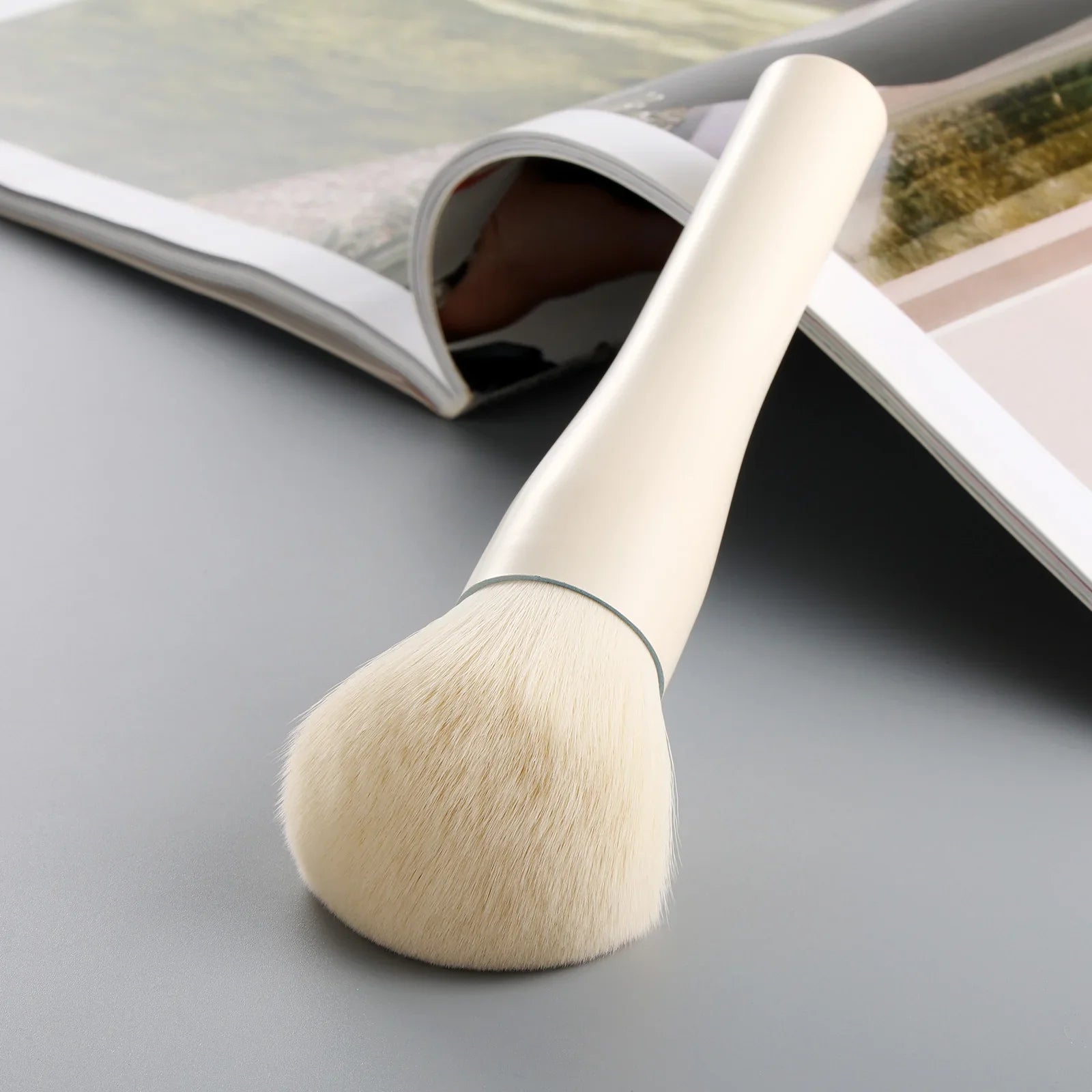 Single Large Powder Brush Professional Soft Synthetic Bristles Gentle For All Skin Types Ideal For Setting Powder Daily Makeup Tri Light Beauty