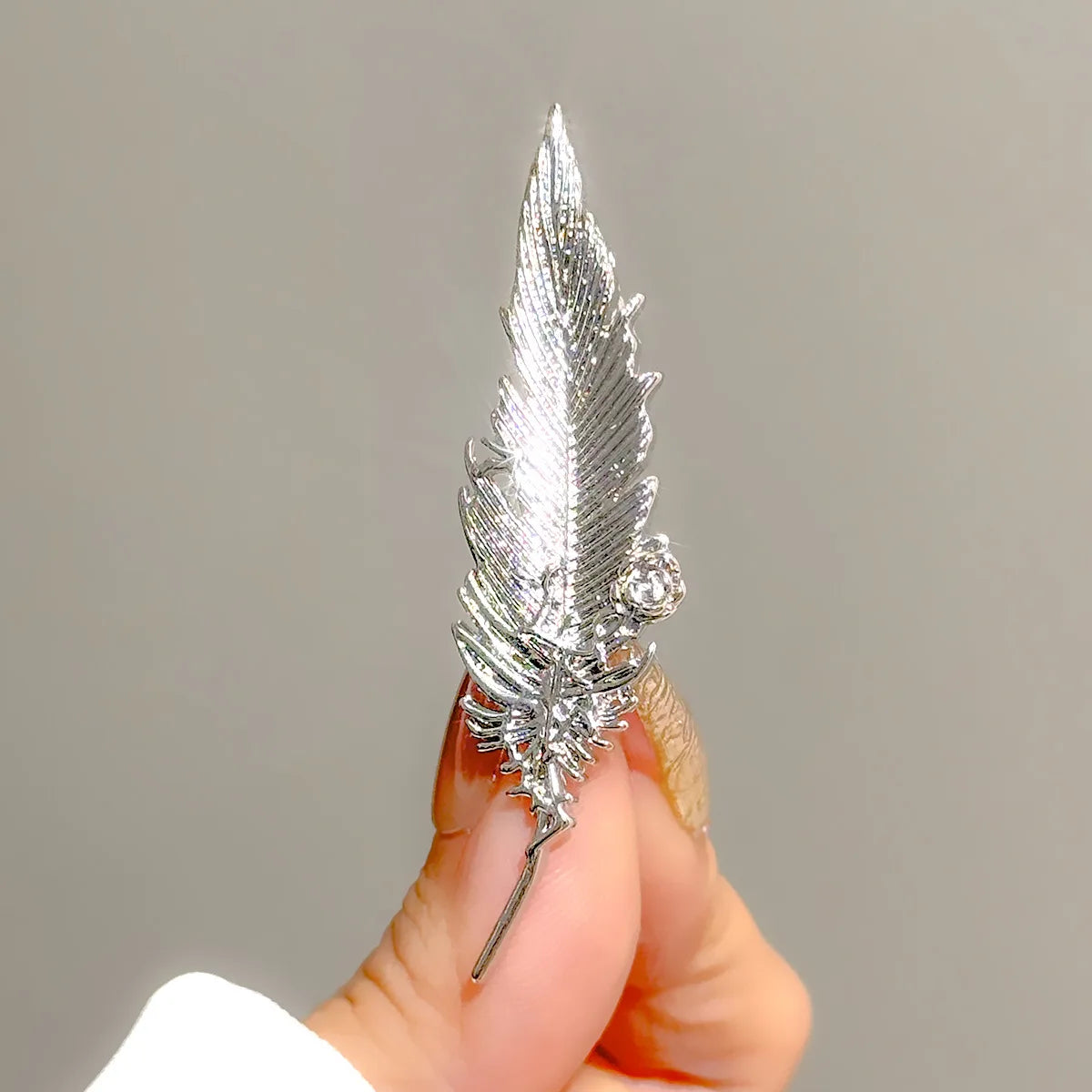 Retro Metal Feather Leaf Brooch Men Suit Shirt Lapel Pin Corsage Dress Badge Brooches for Women Fashion Jewelry Accessories Pi-Mart