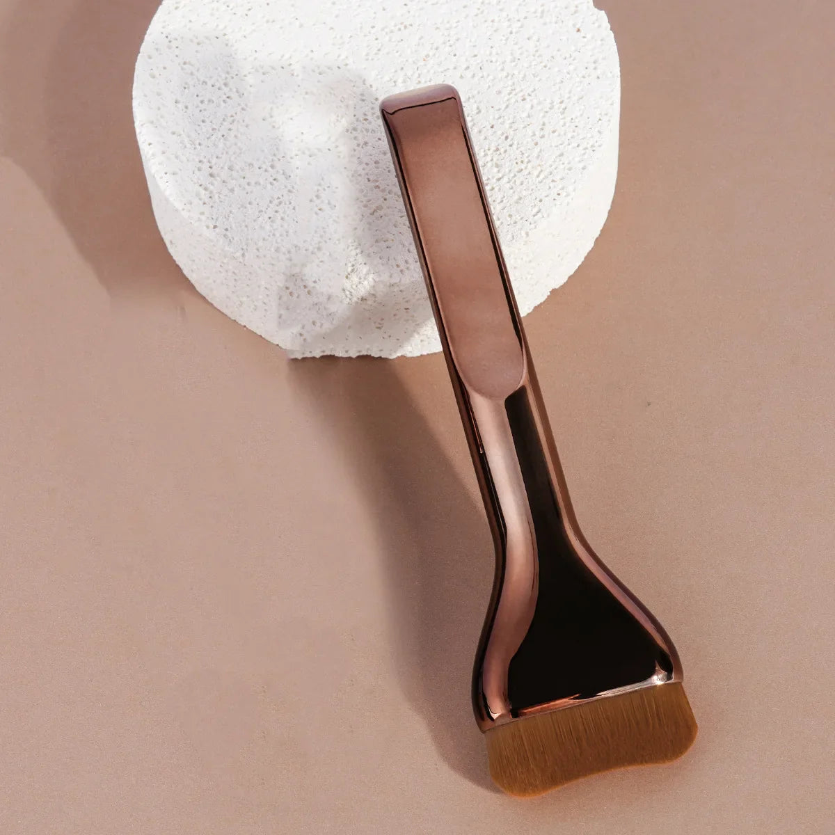 Professiona Makeup Brush, Curved Soft Bristle Foundation Brush for Even Application, Travel-Friendly Tri Light Beauty