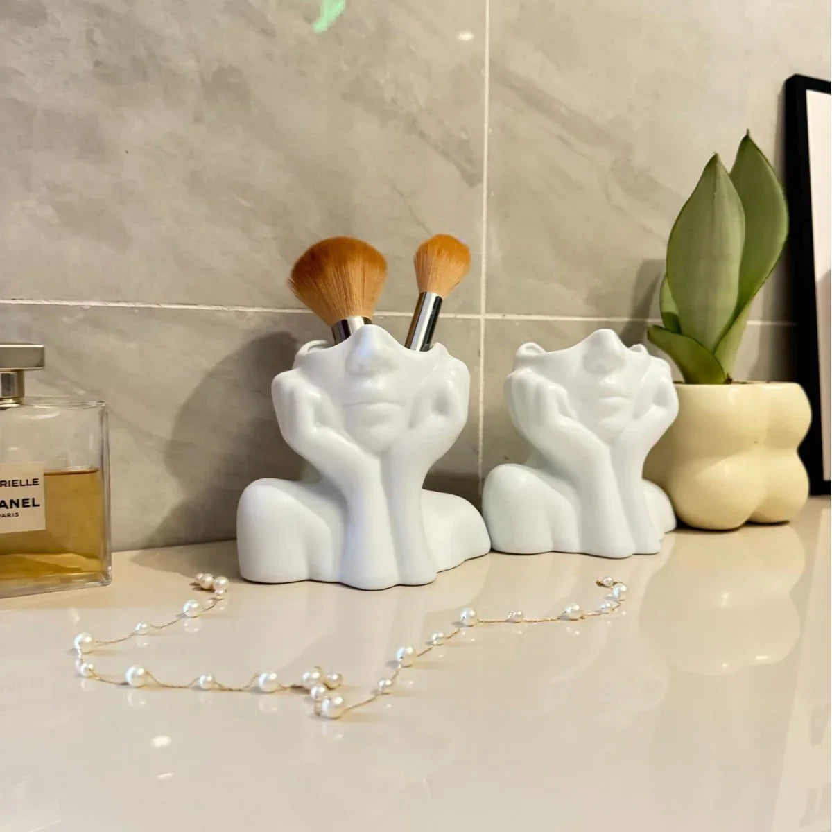 Makeup Brush Holder,Human Face Art Desktop Decoration,Vase,Compatible with Makeup,Eyebrow Pencils,Home Organizer,Plastic Material Tri Light Beauty