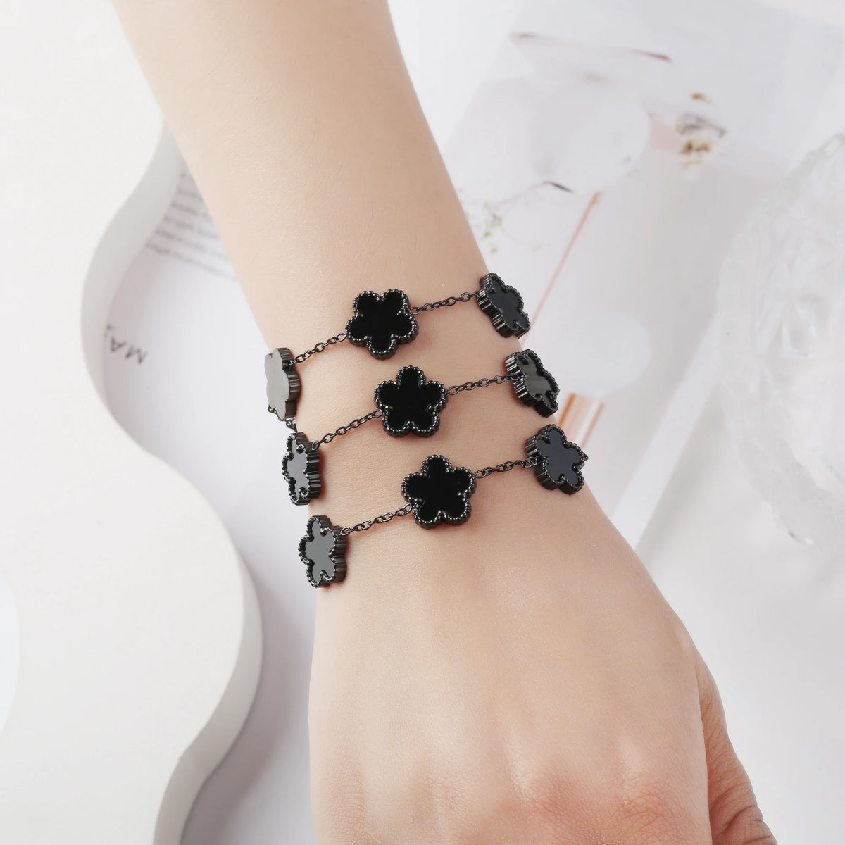 Hot Sale Black/Gold Stainless Steel Laser Five-Leaf Flower Charm Bracelet Personalized For Man Woman Classic Clover Jewelry Pi-Mart