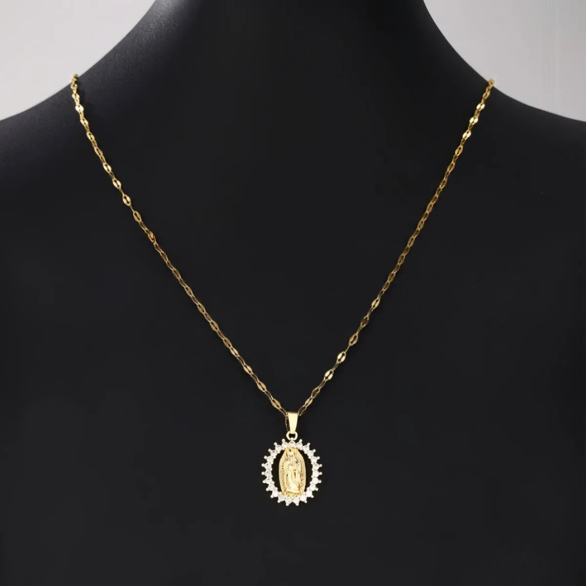 Oval round plaque inlaid with zircon religious pendant for women's party stainless steel Virgin Mary jewelry gift necklace Pi-Mart