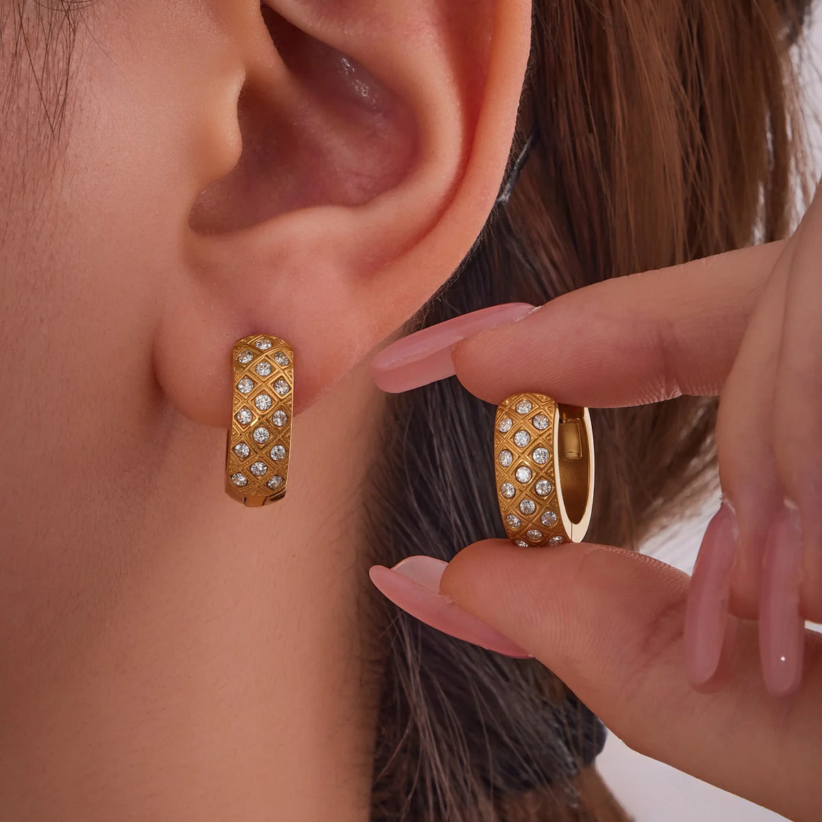 Liora Stainless Steel Zircon Women Hoop Earrings Metal Texture PVD Gold Plated Hypoallergenic Wedding Banquet Earrings Jewelry Pi-Mart