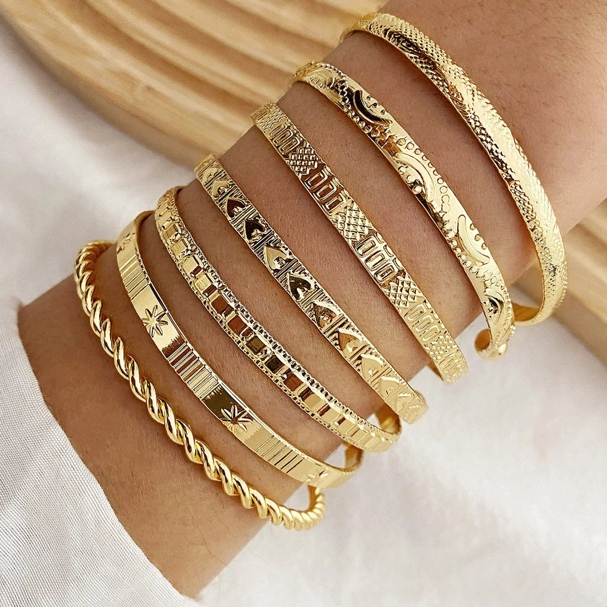 7 Pcs/Set Punk Gold Color Bracelets for Women Streetwear Goth Heart Prints Metal Design Open Bangle Fashion Jewelry Gifts 2024 Pi-Mart