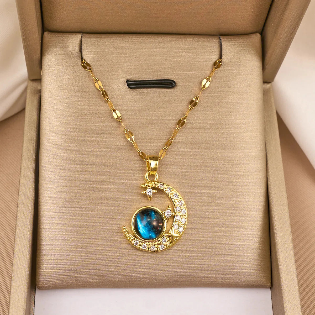 Oval round plaque inlaid with zircon religious pendant for women's party stainless steel Virgin Mary jewelry gift necklace Pi-Mart