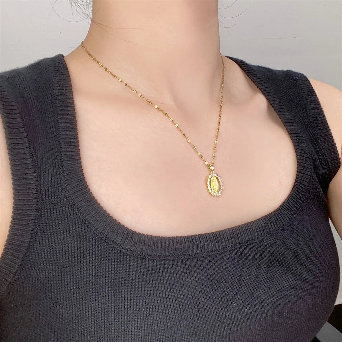 Oval round plaque inlaid with zircon religious pendant for women's party stainless steel Virgin Mary jewelry gift necklace Pi-Mart