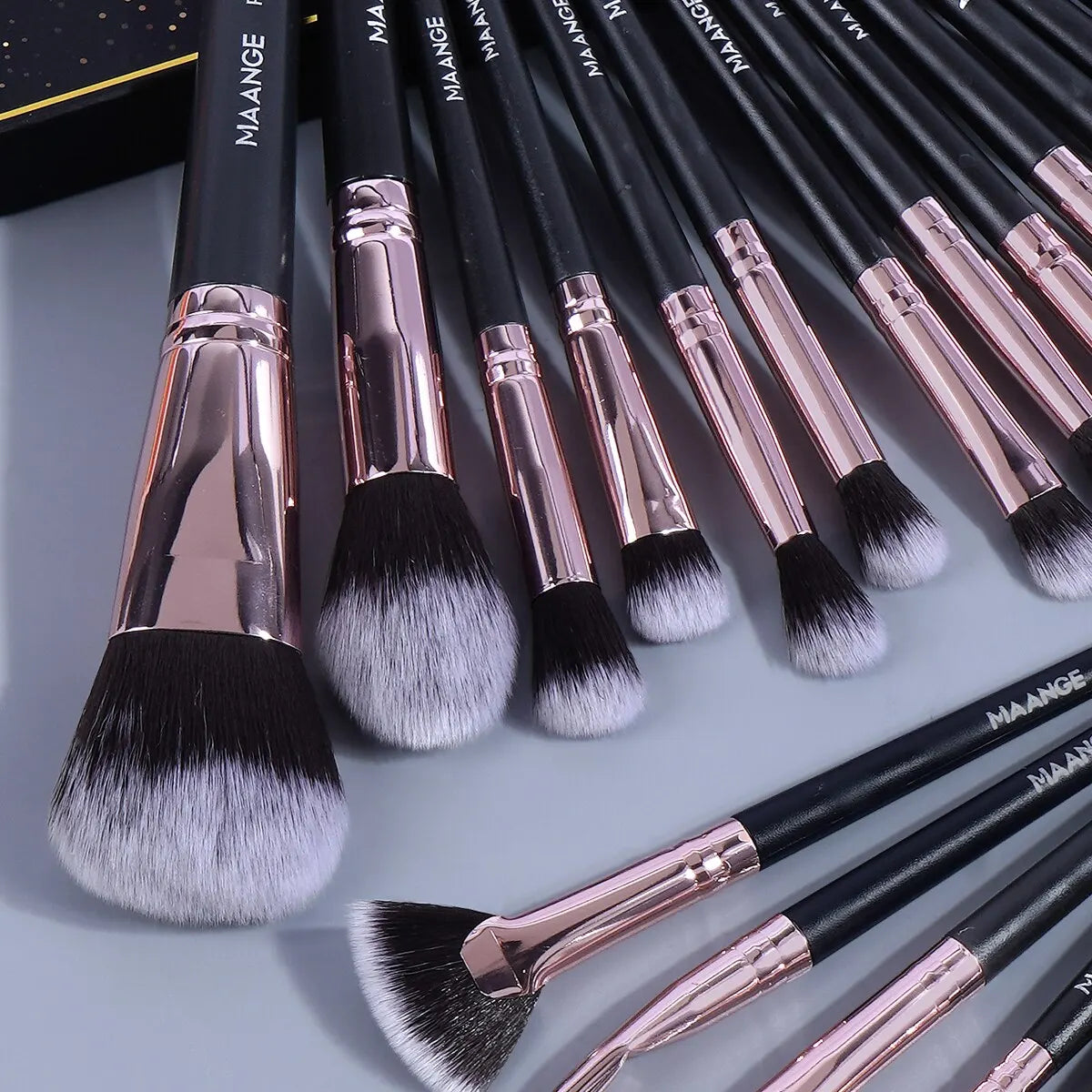 Maange 20Pcs Makeup Brushes with Box Professional Cosmetic Powder Eye Shadow Foundation Blush Blending Beauty Tool For Women Tri Light Beauty