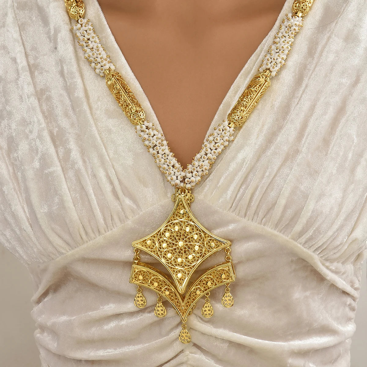Ethnic Style Handmade Beaded Chain With Double-Layer Droplet-Shaped Pattern Edges As A Pendant For The Bride, A Classic Necklace Pi-Mart